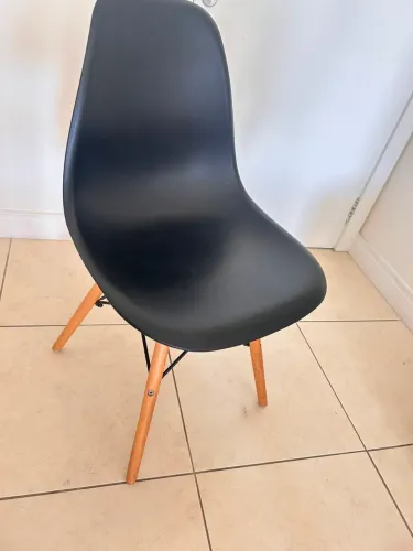 Cadeira Preta Pé Palito - Moderna e Elegante