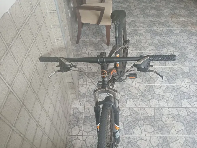 Bicicleta aro 29 , com 7 marchas,  está toda revisada em ótimo estado!