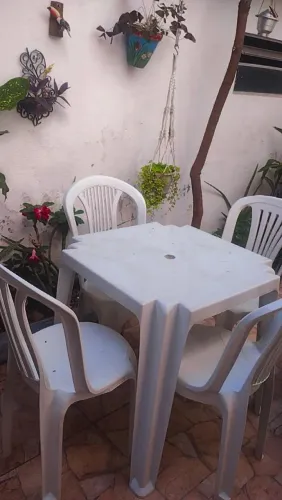 Conjunto MESA e CADEIRAS PLÁSTICAS.