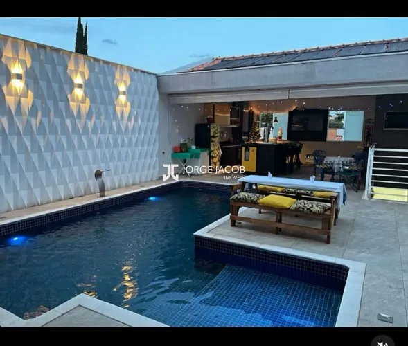 Casa à venda com suítes e piscina na Vila Hortencia em Sorocaba