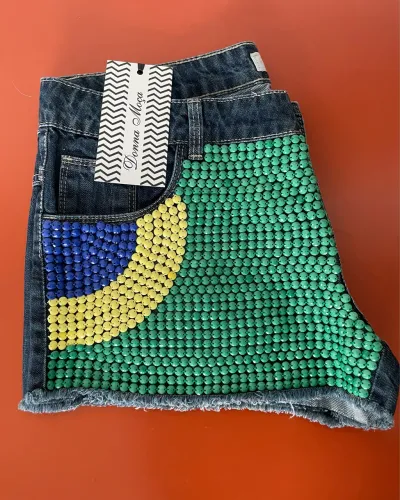 Short jeans com pedrarias em formato bandeira Brasil, NOVO, TAM 44