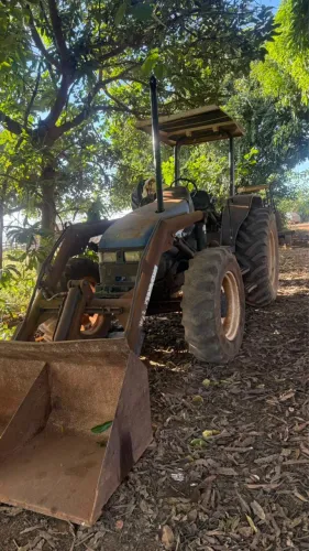 Trator New Holland TL65E traçado com lâmina e concha - motor novo
