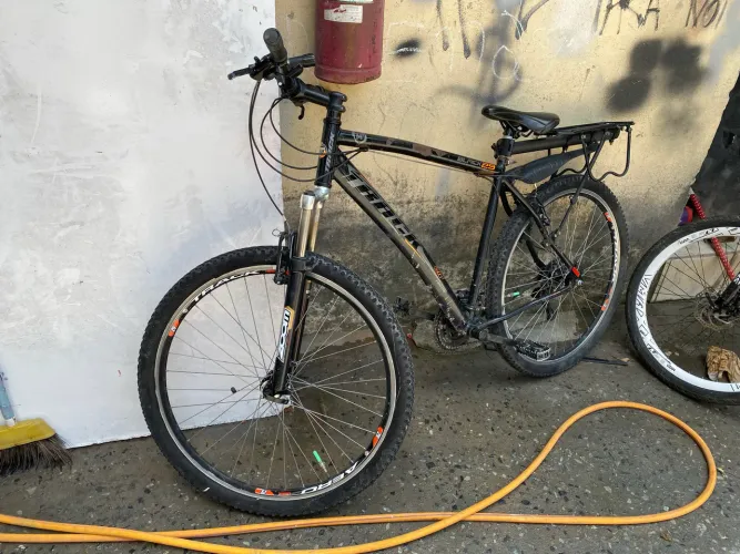 Bike aro 29 track com detalhe presisa de pintura