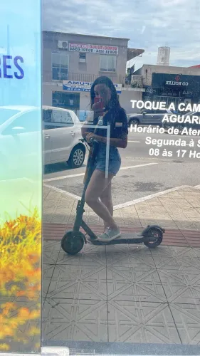Patinete elétrico com pneu rigido