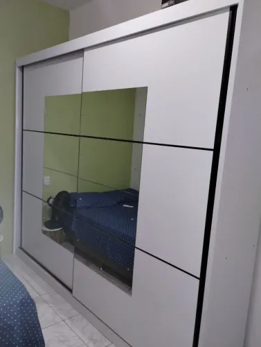 Vendo um guarda roupa casal branco Toronto com porta de correr, 6 gavetas conservado