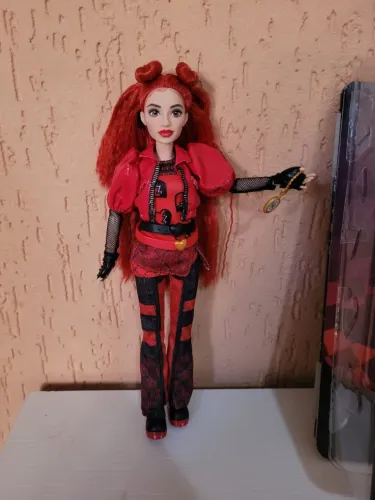 Boneca red do filme descendentes