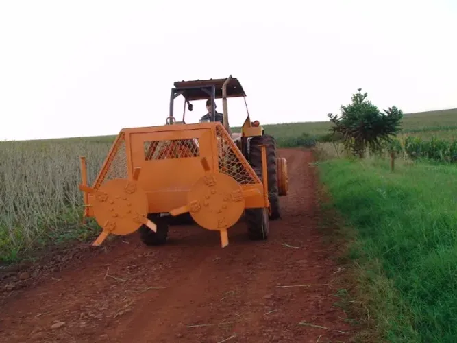 Tratores e máquinas agrícolas