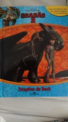 Livro como treinar seu dragão com miniaturas