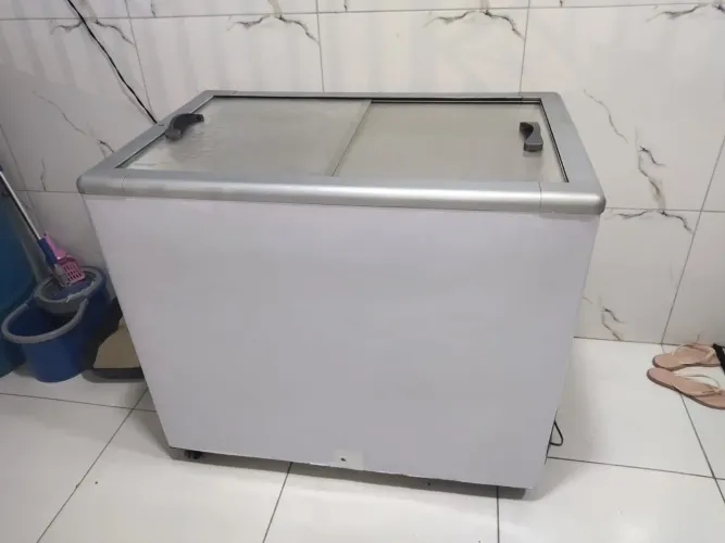 Freezer semi-nova tampa de vidro gelando perfeitamente, oferta