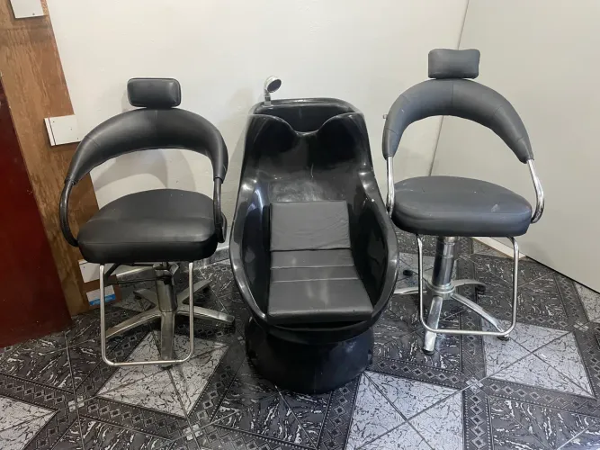 Duas cadeiras e lavatório de cabeleireiro