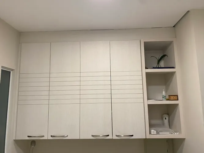 Armário Planejado com 4 Portas e Nichos Laterais