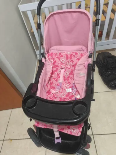 Carrinho de bebê rosa