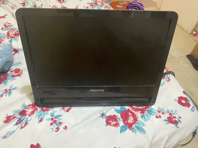 Monitor lcd colorido com os cabos incluso