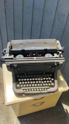 Máquina de escrever antigo