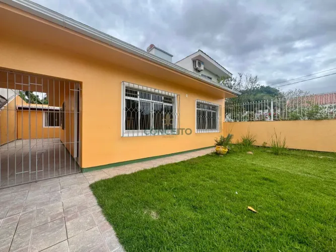 Casa Residencial ou Comercial com 03 Dormitórios, Edícula, Jardim e 4 Vagas de Garagem em 