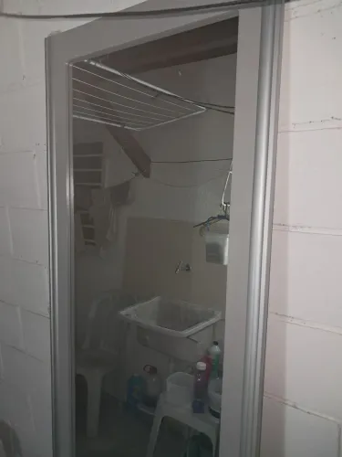 Porta de guarda roupa de correr com espelho em perfeito estado