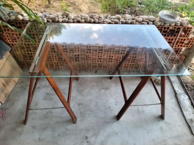 MESA DE VIDRO CAVALETES MADEIRA