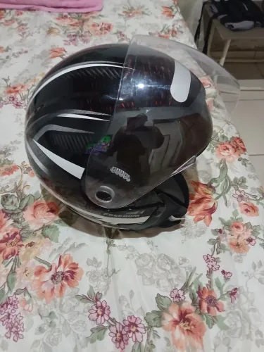 Capacete muito novo no ponto de usa