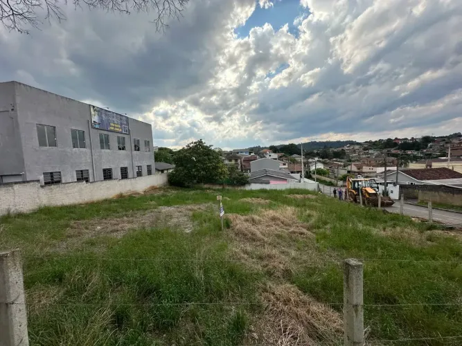 Terreno de Esquina à Venda em Campo Magro 760 m²