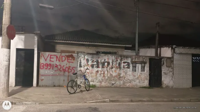 Terreno com casas amplo amplo terreno para opções de projetos.