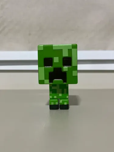 brinquedo minecraft creeper,mexe a cabeça,tronco e as pernas