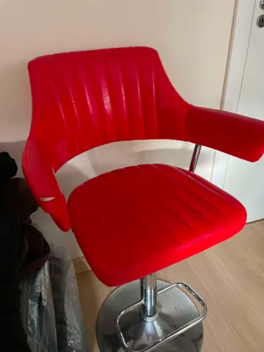 Banquetas vermelhas com base cromada