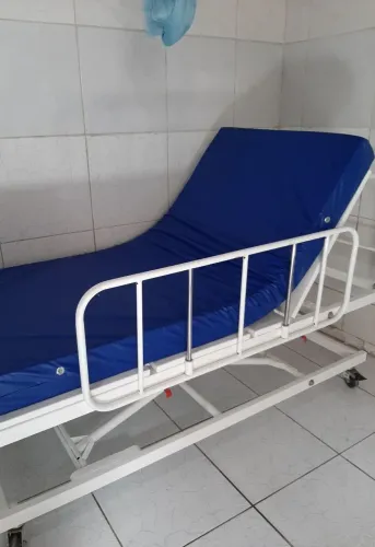 Cama Hospitalar + 2 colchões