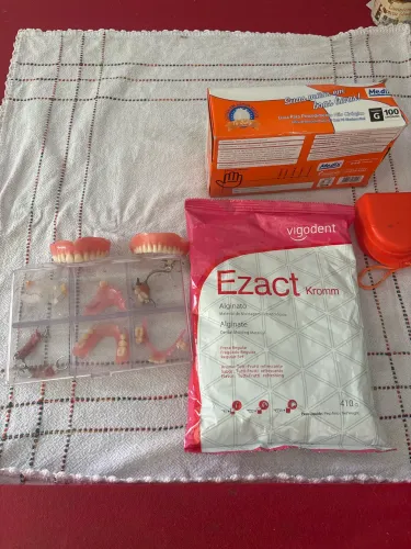 Dentadura roach e próteses removíveis