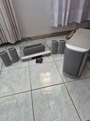 Home Theater Panasonic SA-HT530 + mesa para saída óptica