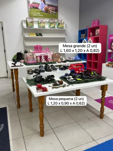 Mesa para exposição de produtos loja