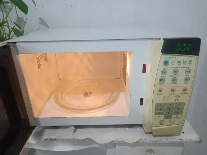 Microondas 20 litros funcionando perfeitamente 160 reais marca Eletrolux