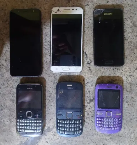 KIT CELULARES ANTIGOS NOKIA E SAMSUNG (NÃO FUNCIONA) RETIRADA PEÇAS