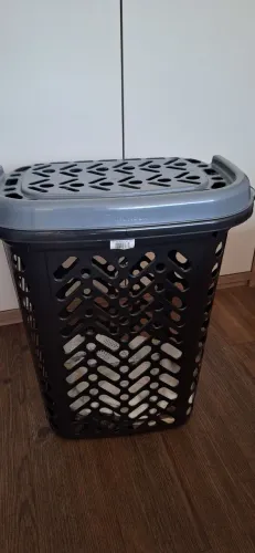 Cesto telado retangular com tampa marca Multibox 60 litros preto