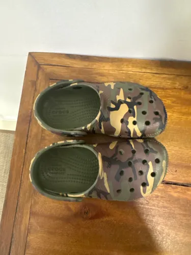 Crocs clog camuflado tamanho 28
