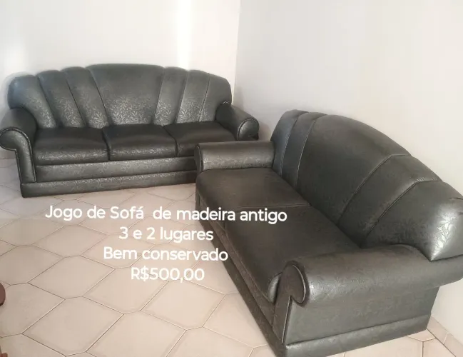 Sofá de madeira antigo 3 e 2 lugares bem conservado em Marília sp