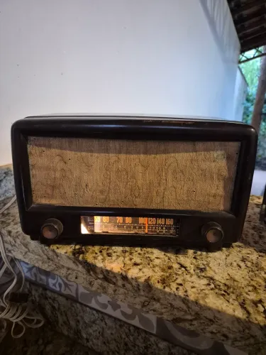 Radio antigo Invictus. Decada de 50.