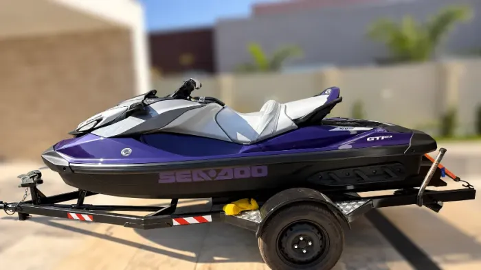 Jet Ski Sea-Doo GTI 170 + boia 3 lugares - Apenas 20 horas