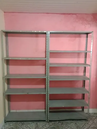 Prateleiras de ferro 