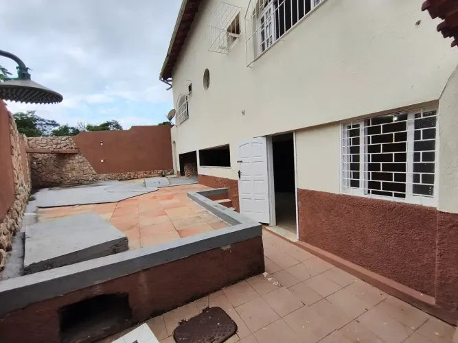 Casa com 5 suítes, 6 vagas de gar. Sauna, área gourmet e depósito - Macaé - RJ