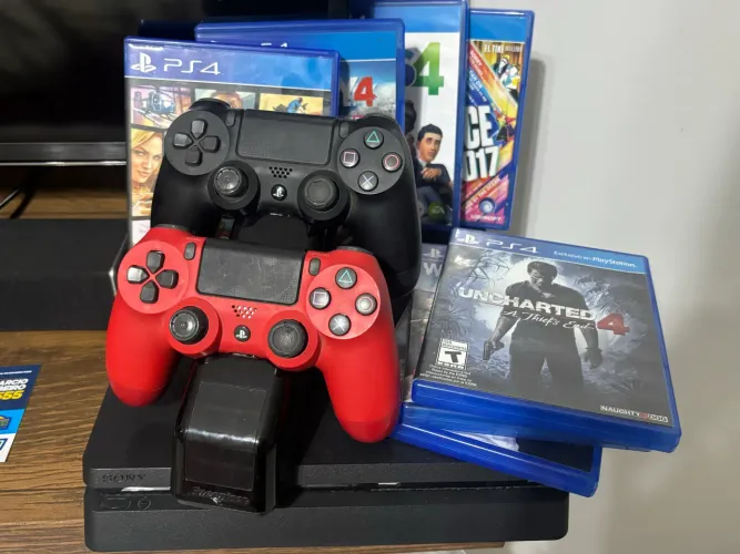 Sony PlayStation 4 Slim 500GB + 2 controles com suporte de carregamento + 7 jogos