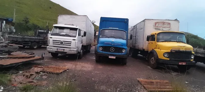 Caminhão truk e outro toco