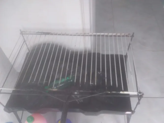 Churrasqueira três niveis de alturas para assar e pés móvel