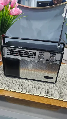 Radio antigo estética preservada.