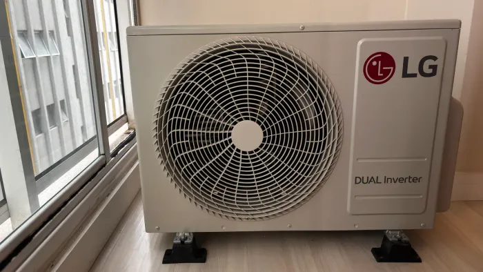 Ar-Condicionado LG Dual Inverter Voice 18.000 BTUs Quente/Frio 220V