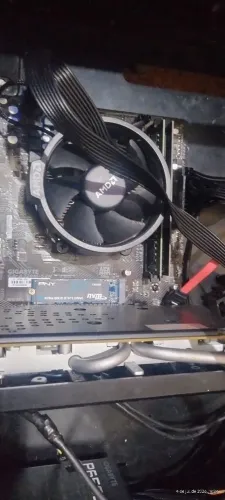 Placa mãe gigabyte AMD 4, memória RAM 16, nvme 256gb