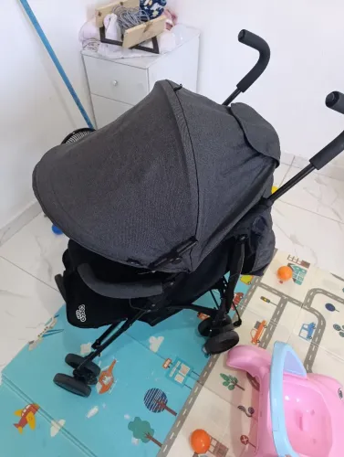 Carrinho de bebê guarda chuva.