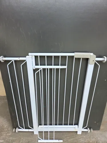 Grade de proteção portão cercado.