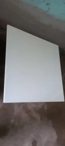 Mesa de centro base em metal