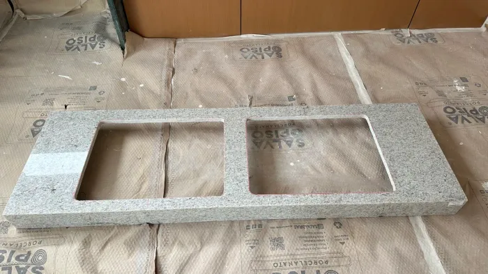 Bancada para banheiro em granito Branco siena polido.