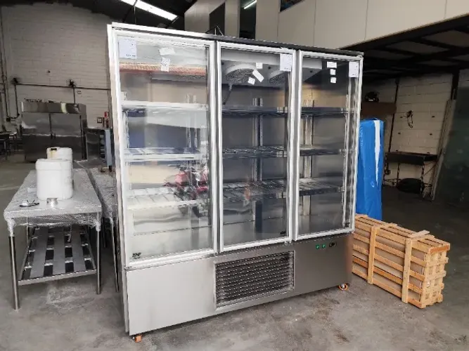 Expositor Vertical em Aço Inox para Congelados -18°C 3 Portas